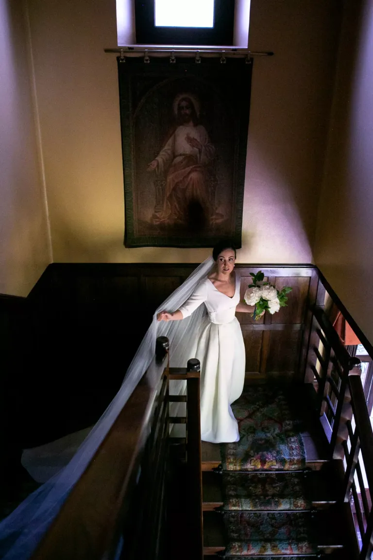 Novia de una boda bajando las escaleras