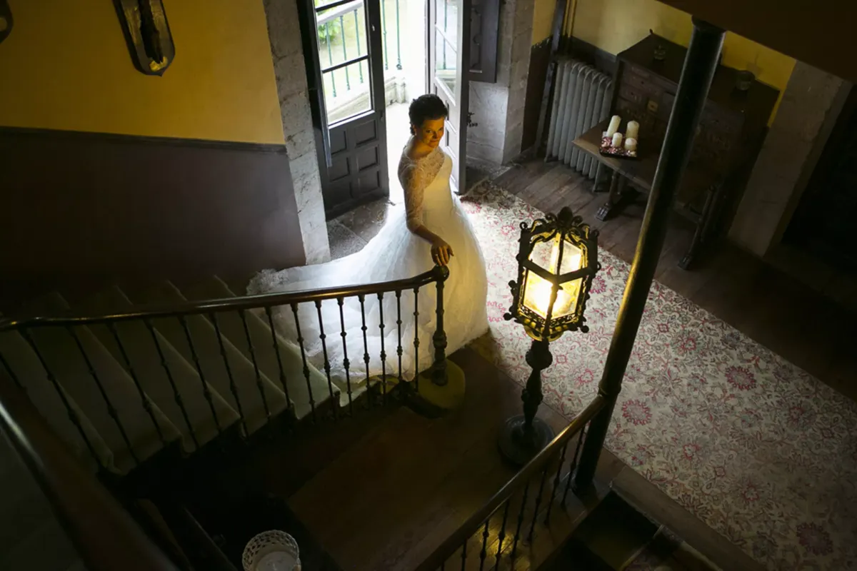 Novia de una boda bajando escaleras